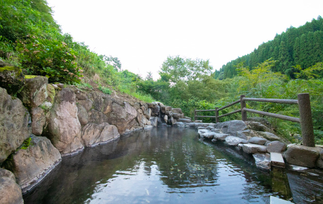 豊かな自然の中を眺めながらの湯浴み